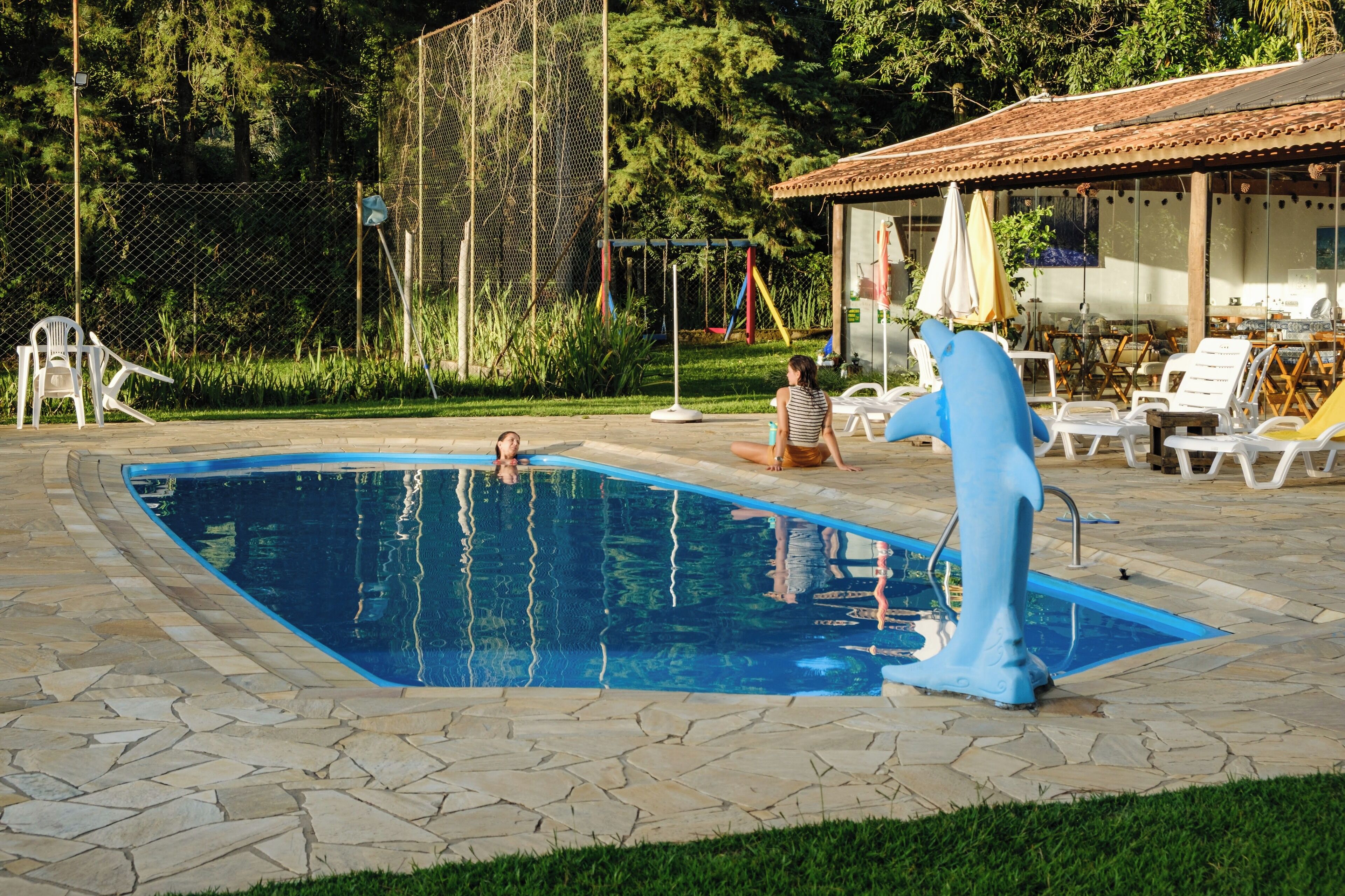 Piscine extérieure, parasols de plage, chaises longues