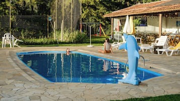 Kolam renang outdoor, dengan payung kolam renang dan kursi berjemur