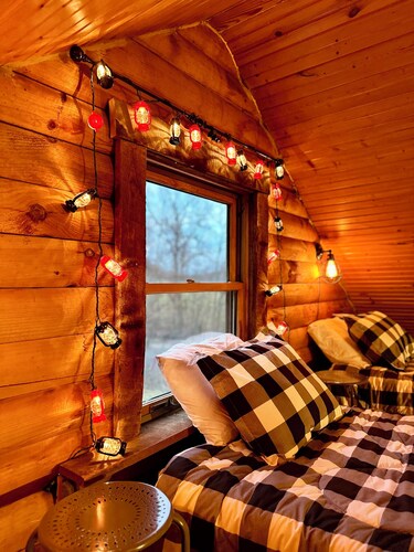 Hillside Cabin :: Secluded Log Cabin on 15 Acres, Pond & trails. Near Woodbury