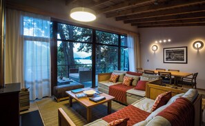 Maison Supérieure, vue lac | Coin séjour | Télévision à écran plat