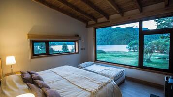 2 sovevÊrelser, pengeskab pÄ vÊrelset, skrivebord, mÞrklÊgningsgardiner