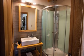 Superior House, Lake View | Bathroom | Shower, free toiletries, towels, soap - Parque Lonconao (Futaleufú)