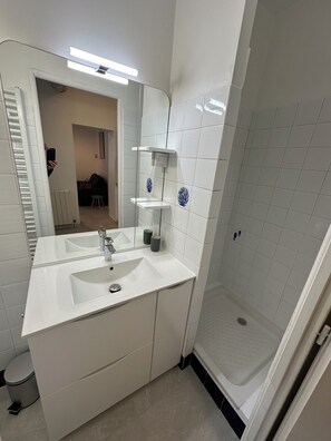 Håndklær, såpe og toalettpapir