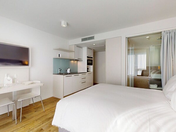Comfort Studio, Canal View | Living area | Flat-screen TV