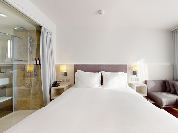 Comfort Studio, Canal View | 1 bedroom, in-room safe, soundproofing, iron/ironing board