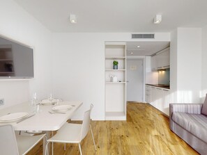 Appartement, uitzicht op de binnenplaats | Woonruimte | Flatscreentelevisie