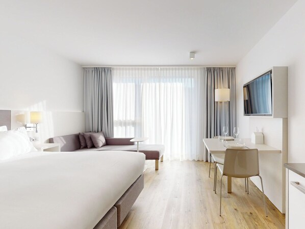 Comfort studio, uitzicht op het water | Woonruimte | Flatscreentelevisie