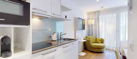Monolocale, vista cortile | Cucina privata | Bollitore elettrico, tostapane