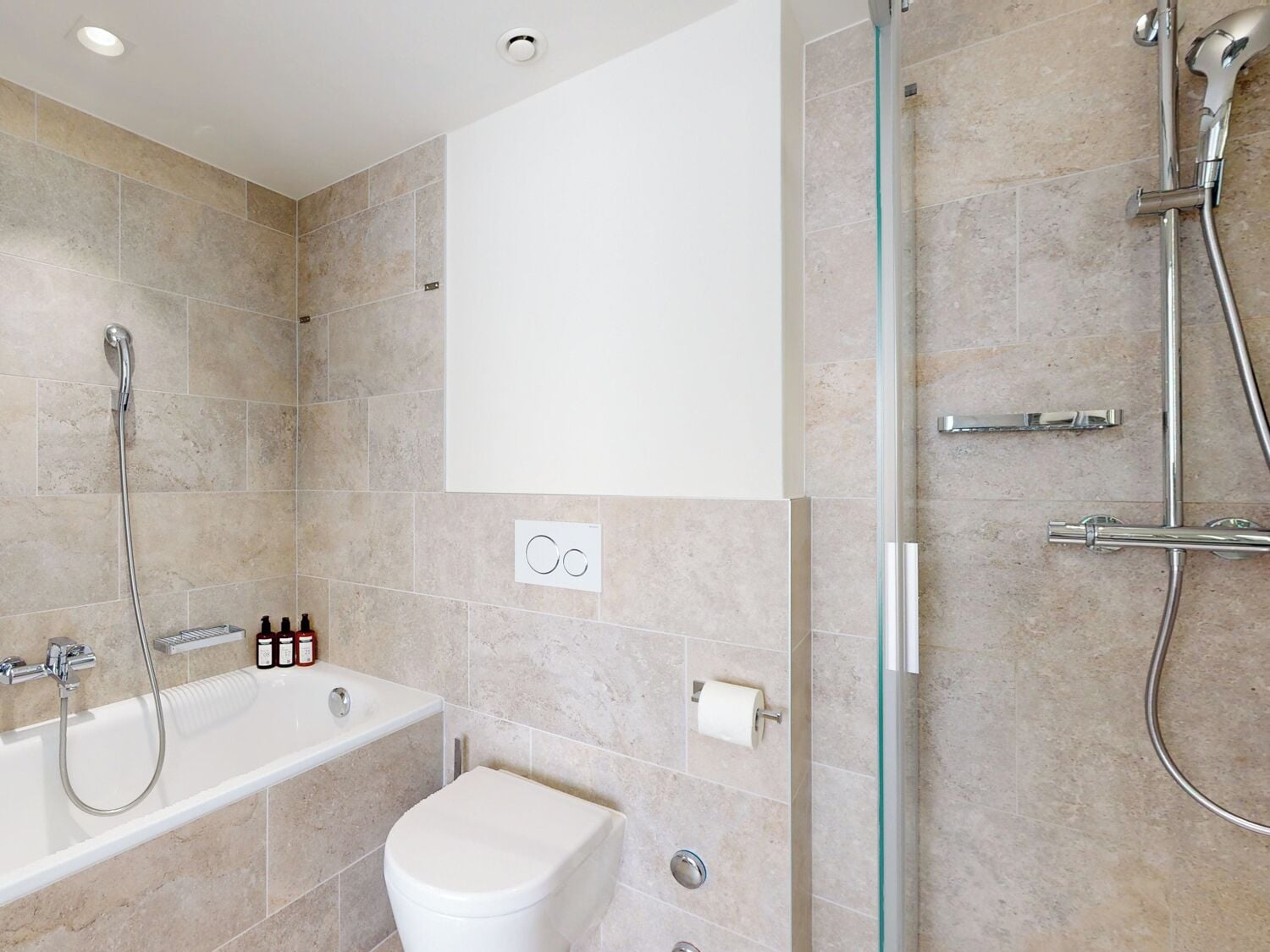 Un bagno moderno con vasca, water e doccia.