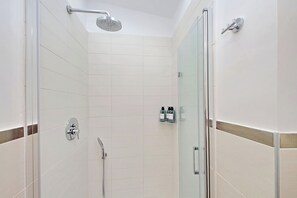 Dusche, Haartrockner, Bidet, Handtücher