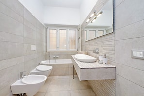 Douche, sĂšche-cheveux, bidet, serviettes fournies
