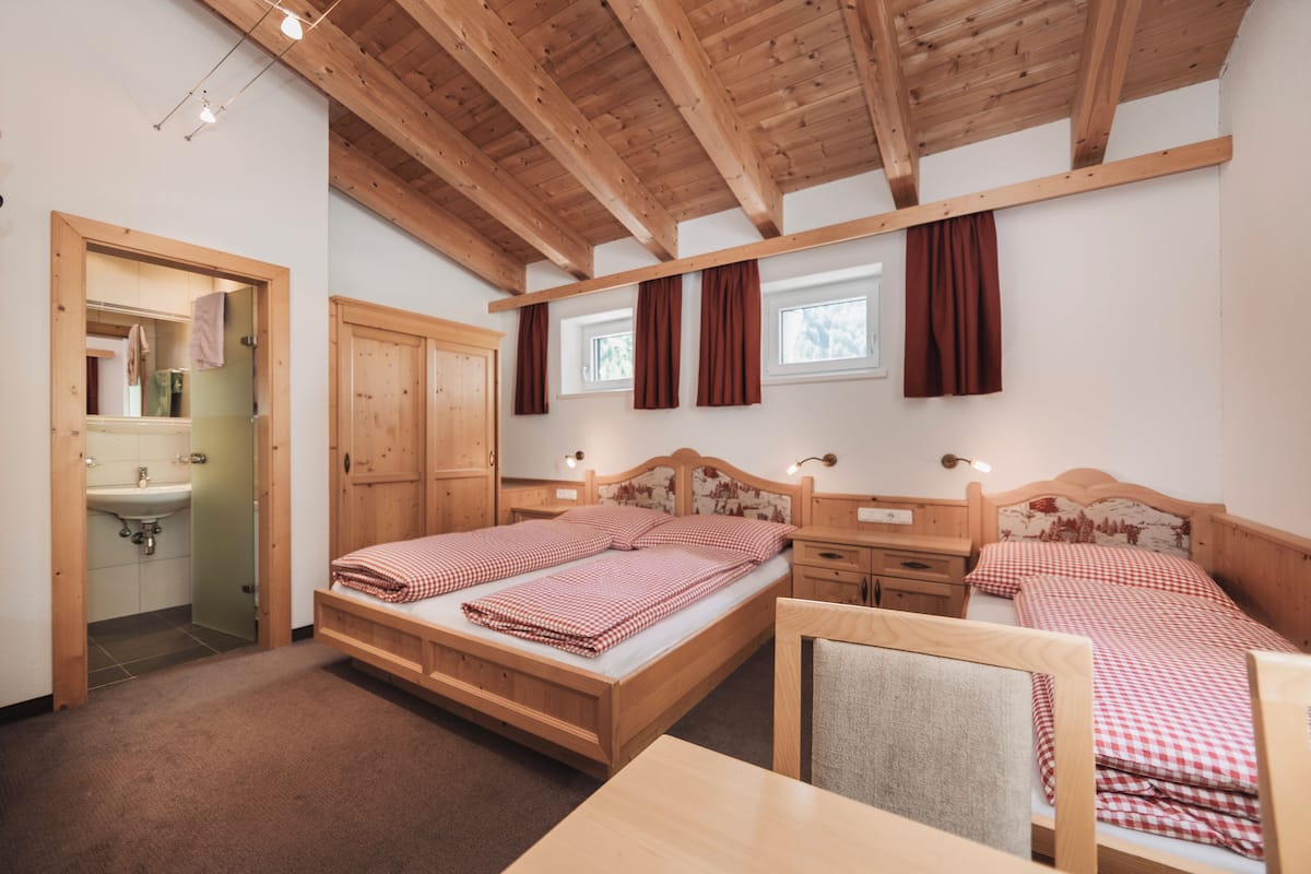 Chambre Triple, vue montagne | Literie hypoallergénique, coffres-forts dans les chambres