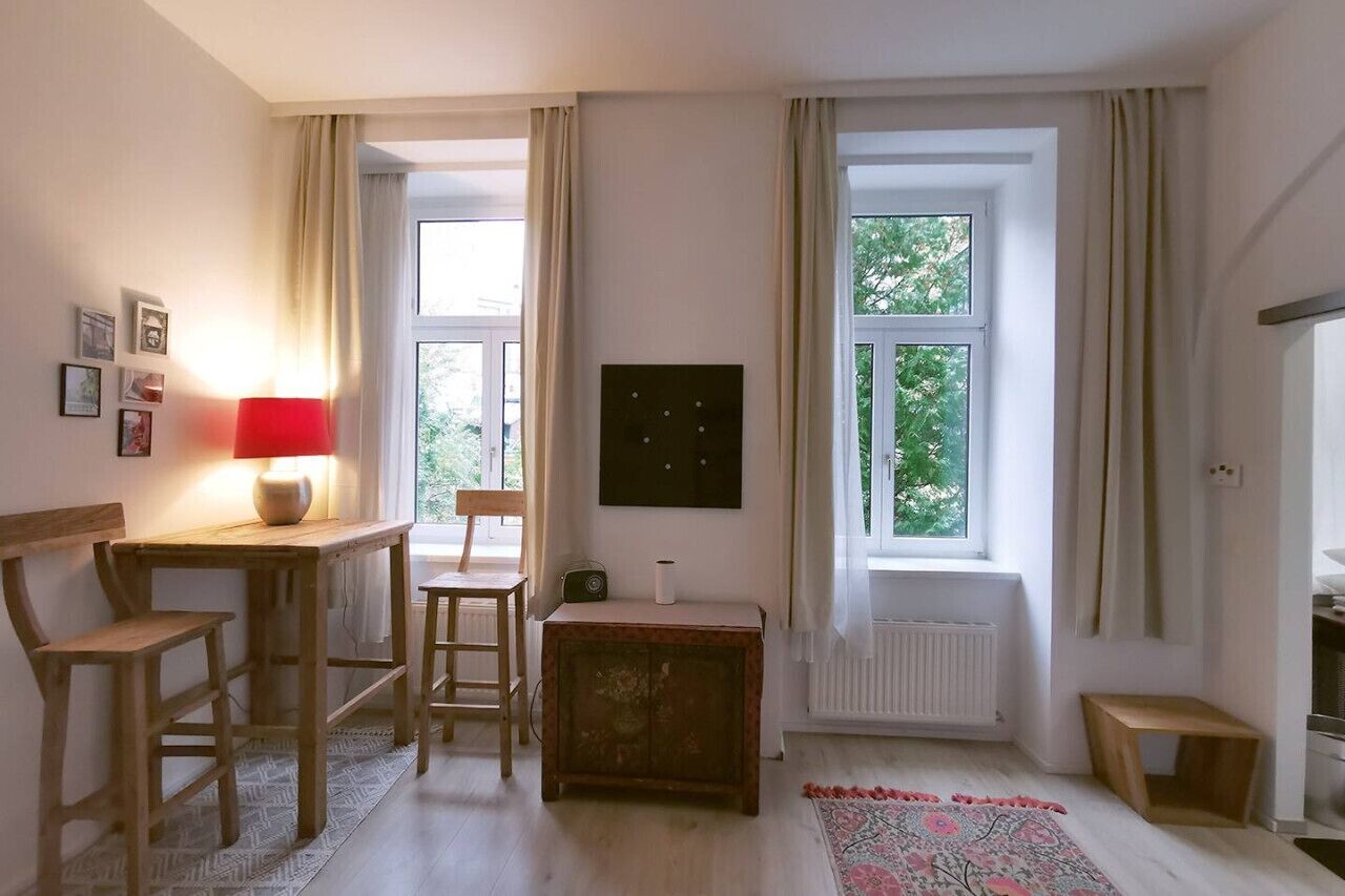 Apartment, Blick auf den Innenhof | Wohnbereich | 140-cm-Flachbildfernseher mit Digitalempfang, Arbeitsbereiche