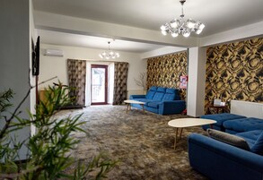 Deluxe Suite | In-room safe, desk, laptop workspace, blackout drapes