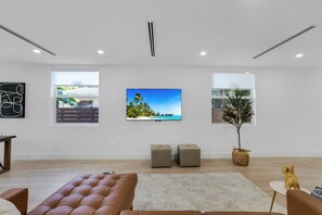 Smart TV - Up to 12 guests! Modern Villa in Wynwood (Miami)