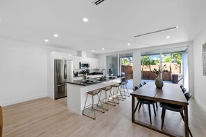 Fridge, microwave, oven, stovetop - Up to 12 guests! Modern Villa in Wynwood (Miami)