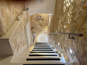 Frigobar, micro-ondas, cooktop, talheres/pratos/utensílios de cozinha