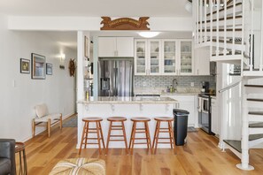 ثلاجة، ميكروو�يف، فرن، موقد طهي مسطح