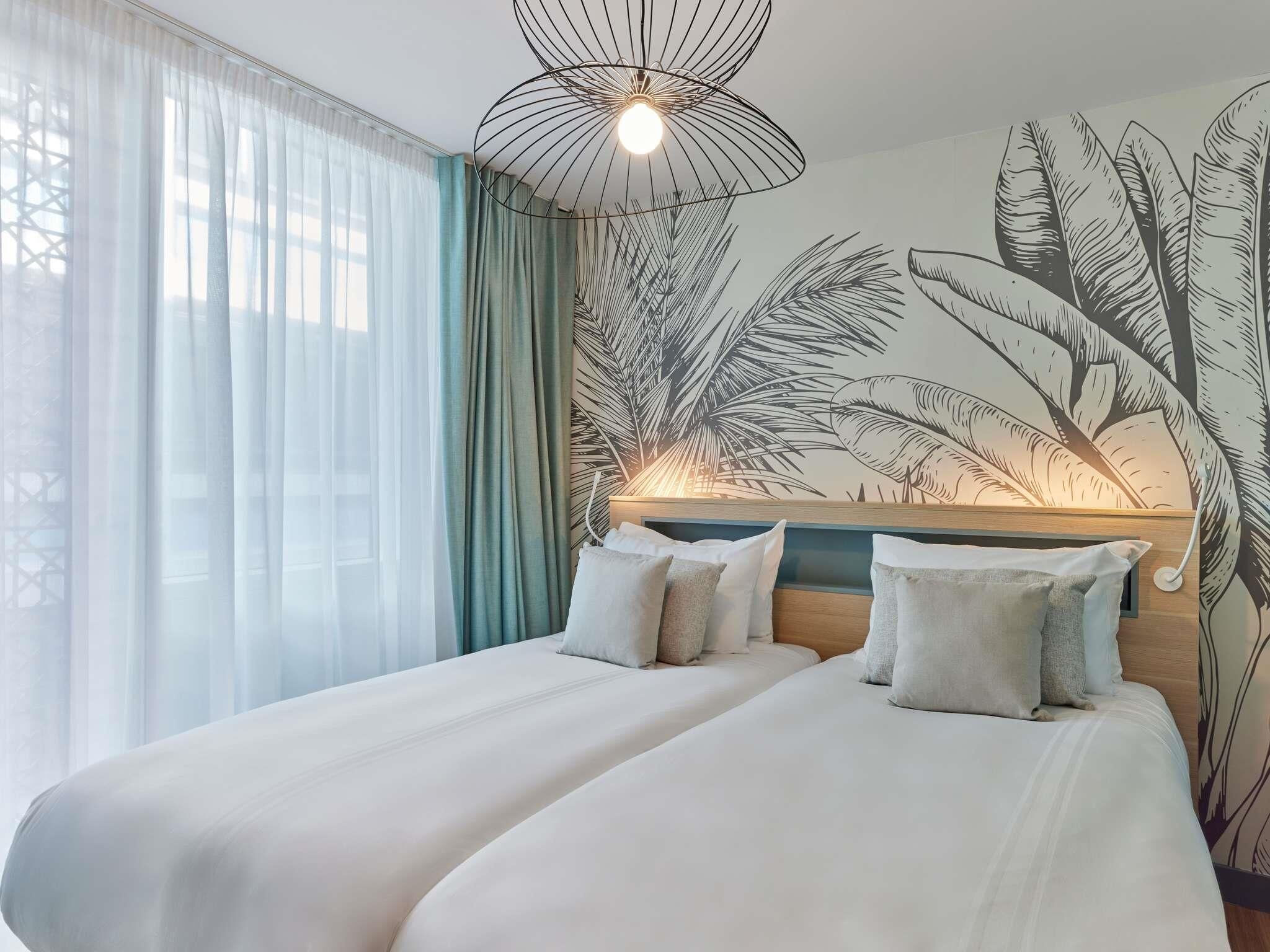 One bedroom apartment with twin beds