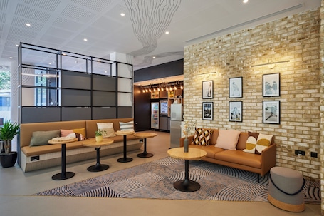 Lobby sitting area. Aparthotel Adagio London City East