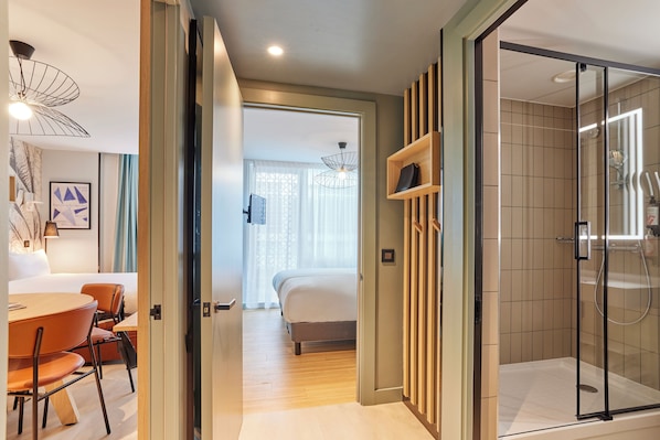 One bedroom apartment with twin beds