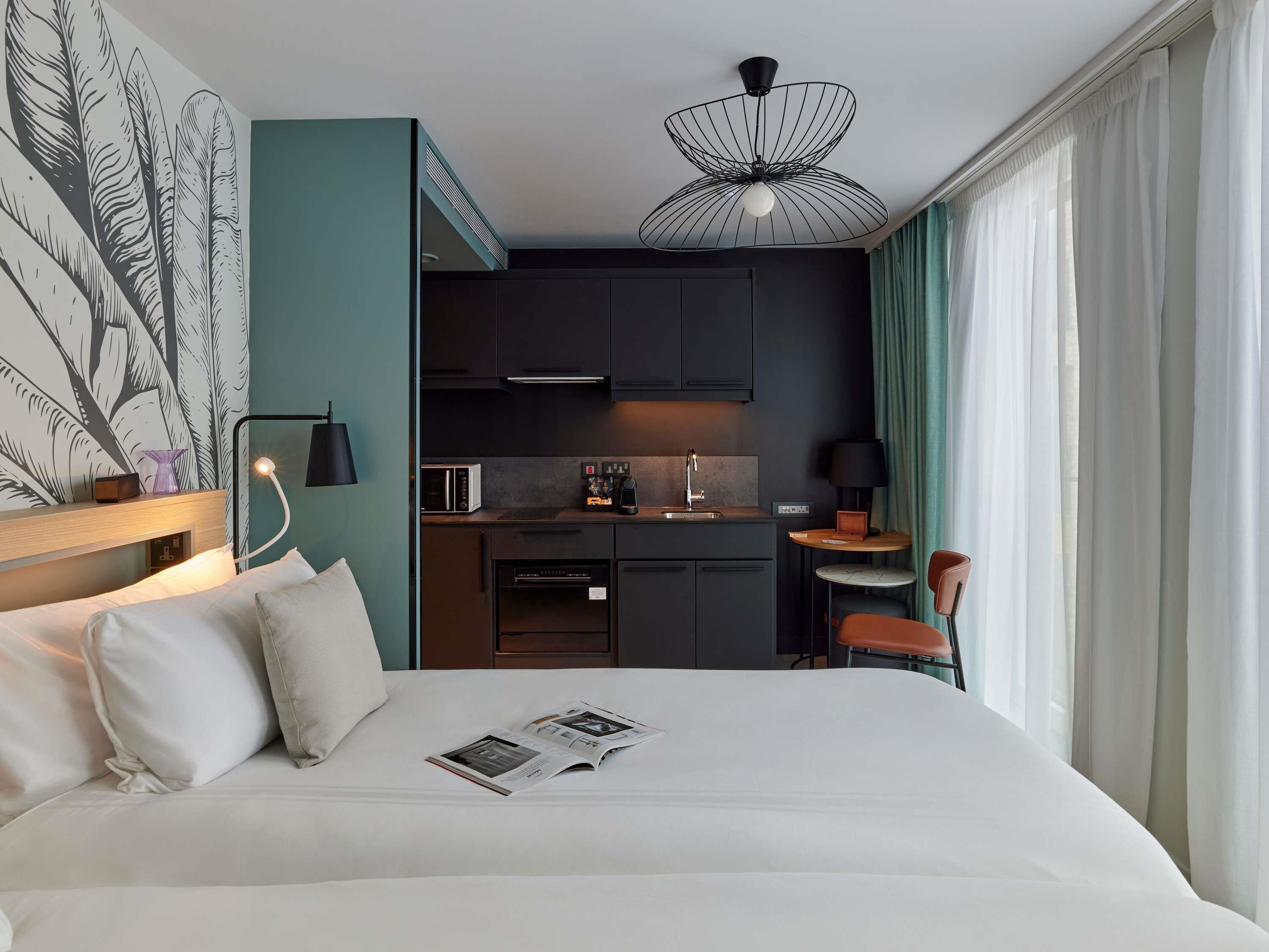 Twin Studio | Safe på rommet, blendingsgardiner, lydisolert og strykejern/-brett