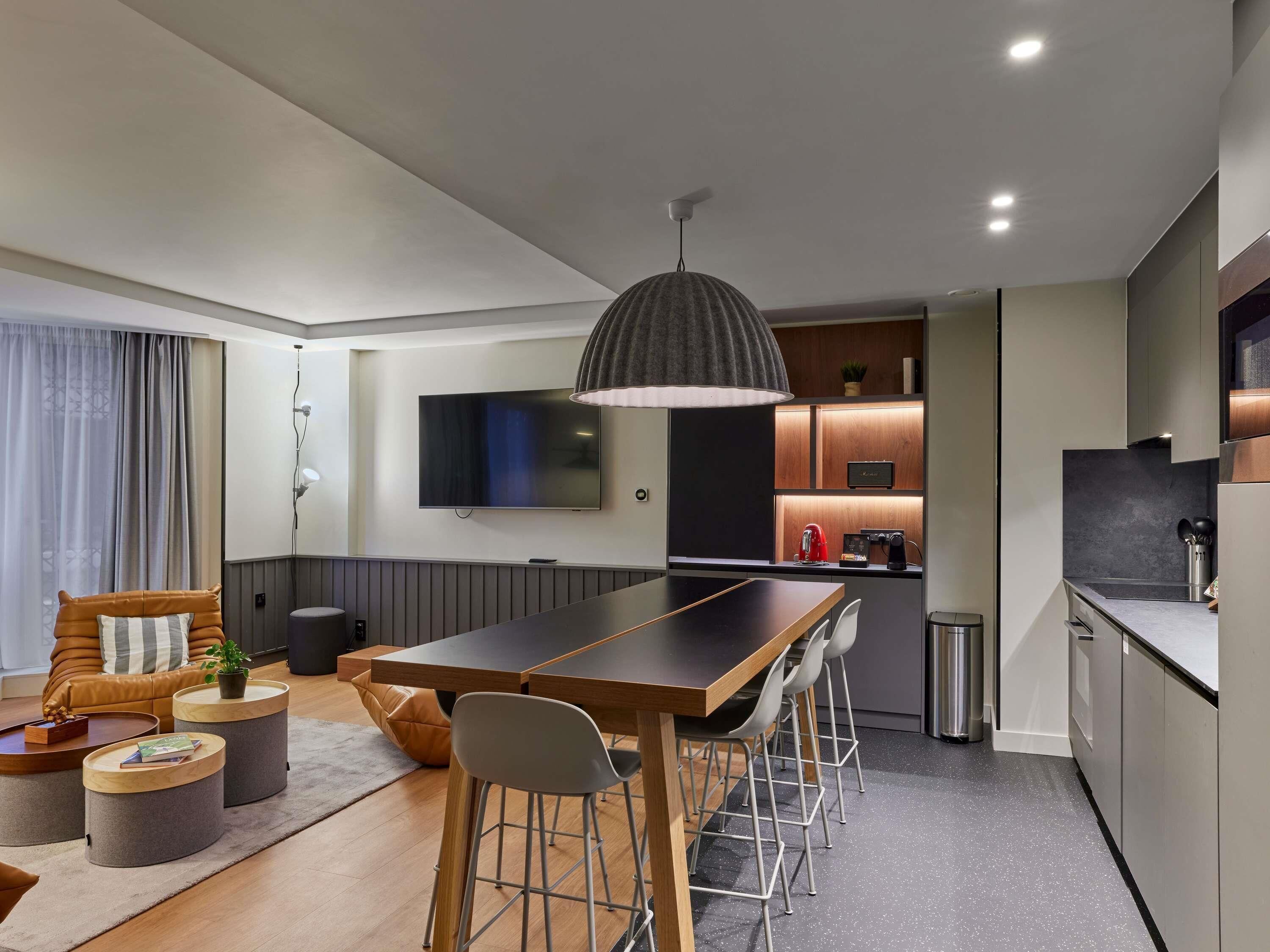 Eine moderne Wohnung mit Essbereich, Küche und Wohnraum.
