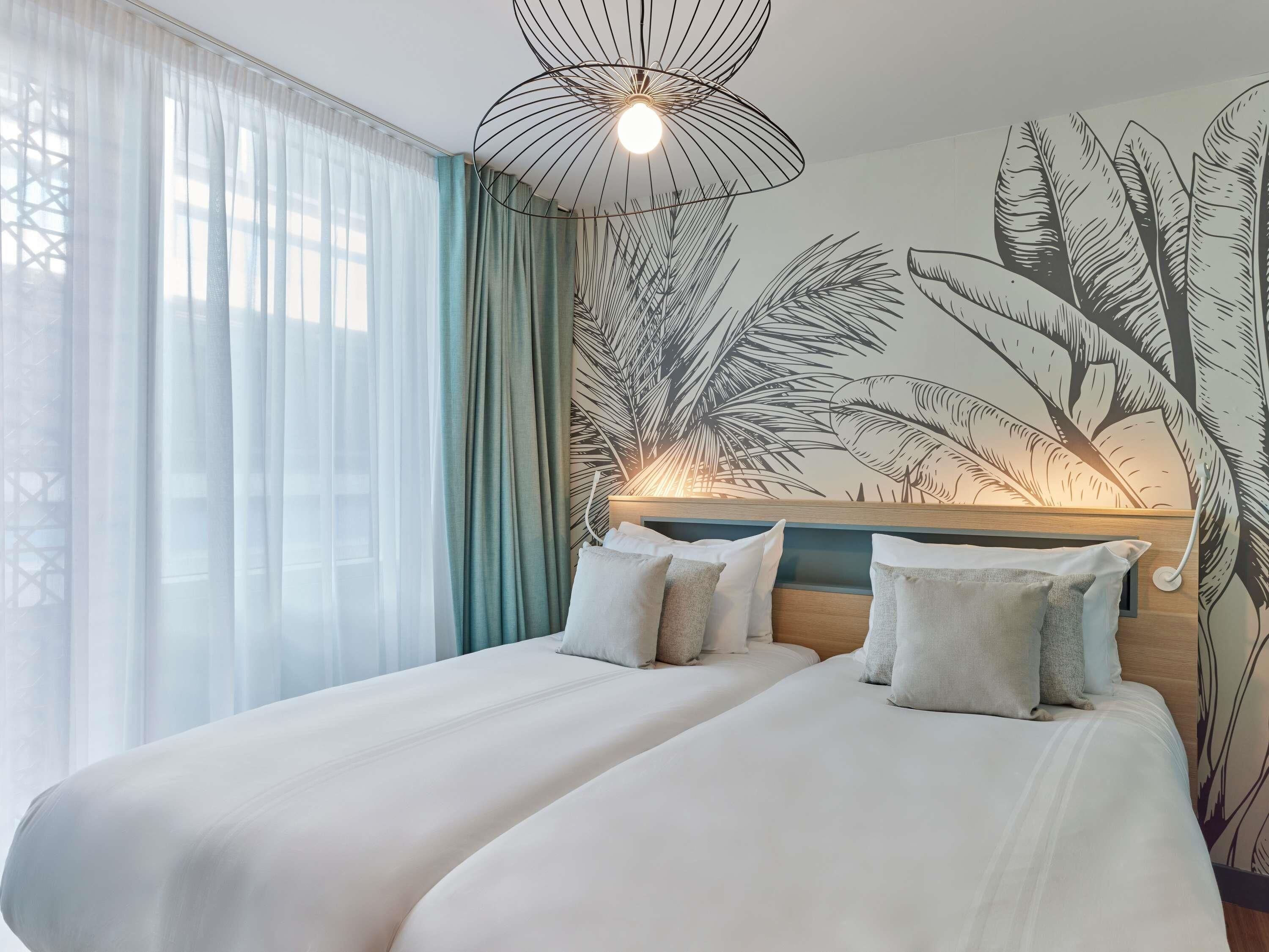 Safe på rommet, blendingsgardiner, lydisolert og strykejern/-brett