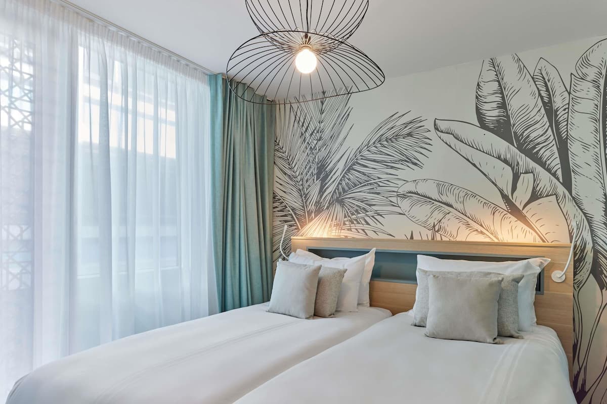 Safe på rommet, blendingsgardiner, lydisolert og strykejern/-brett