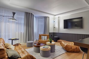 Four-Bedroom Apartment (twin or double beds) | Living area | Offices - Aparthotel Adagio London City East (London)