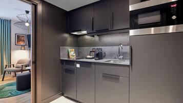 ثلاجة، ميكروويف، فرن، ماكينة لصنع الإسبريسو