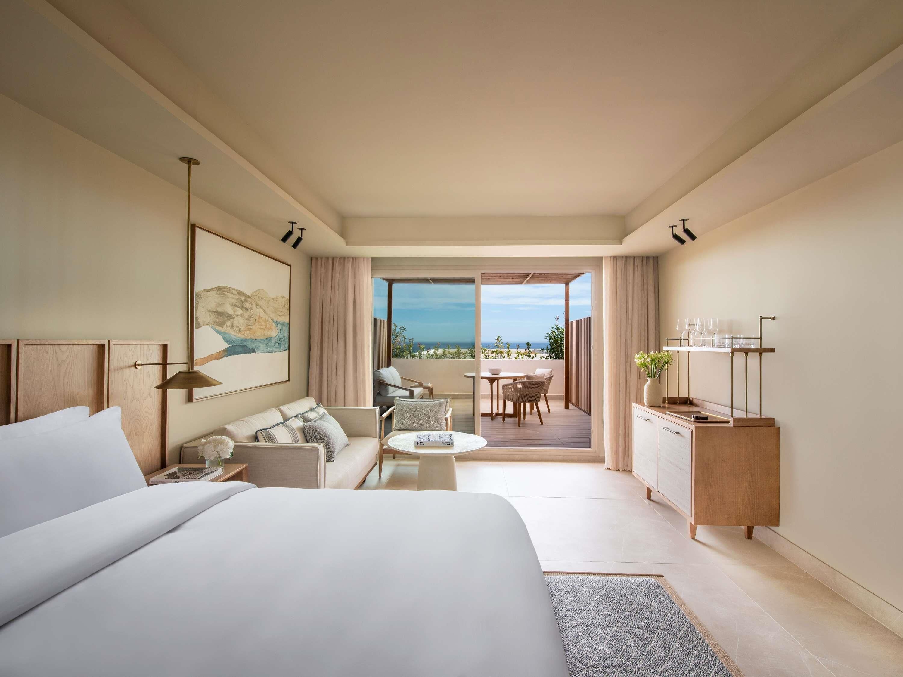 Egyptian cotton sheets, premium bedding, minibar, desk