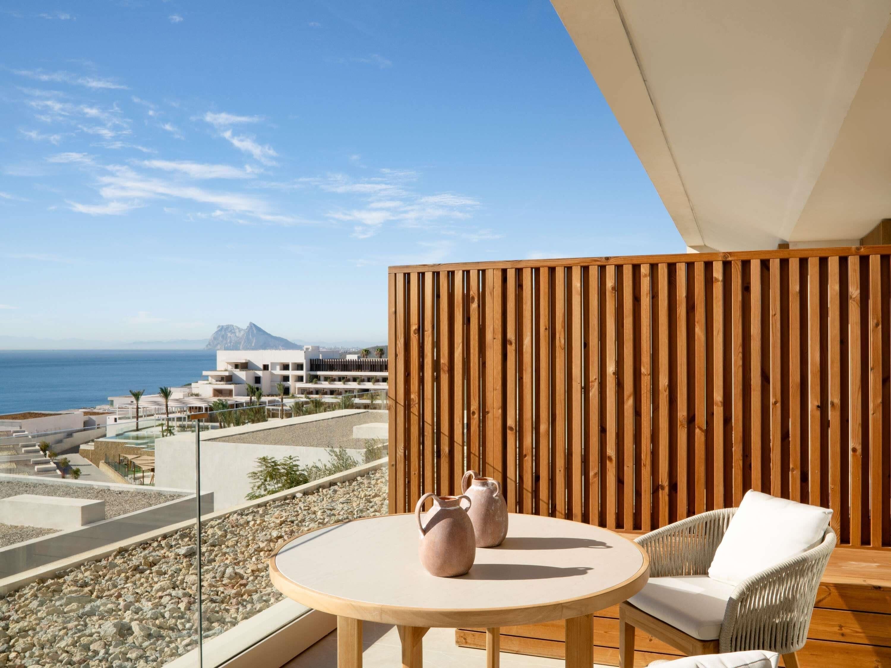 Egyptian cotton sheets, premium bedding, minibar, desk