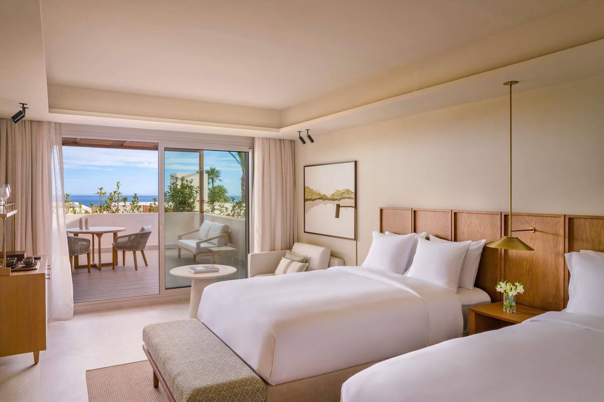 Egyptian cotton sheets, premium bedding, minibar, desk
