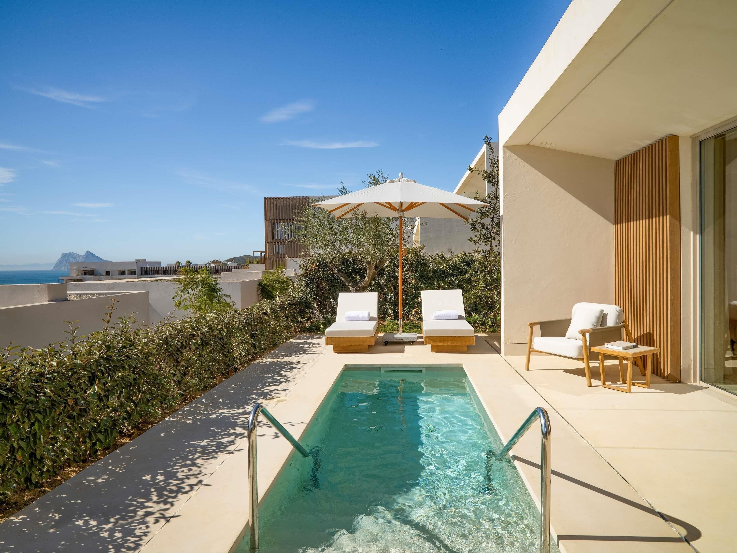 Egyptian cotton sheets, premium bedding, pillowtop beds, minibar