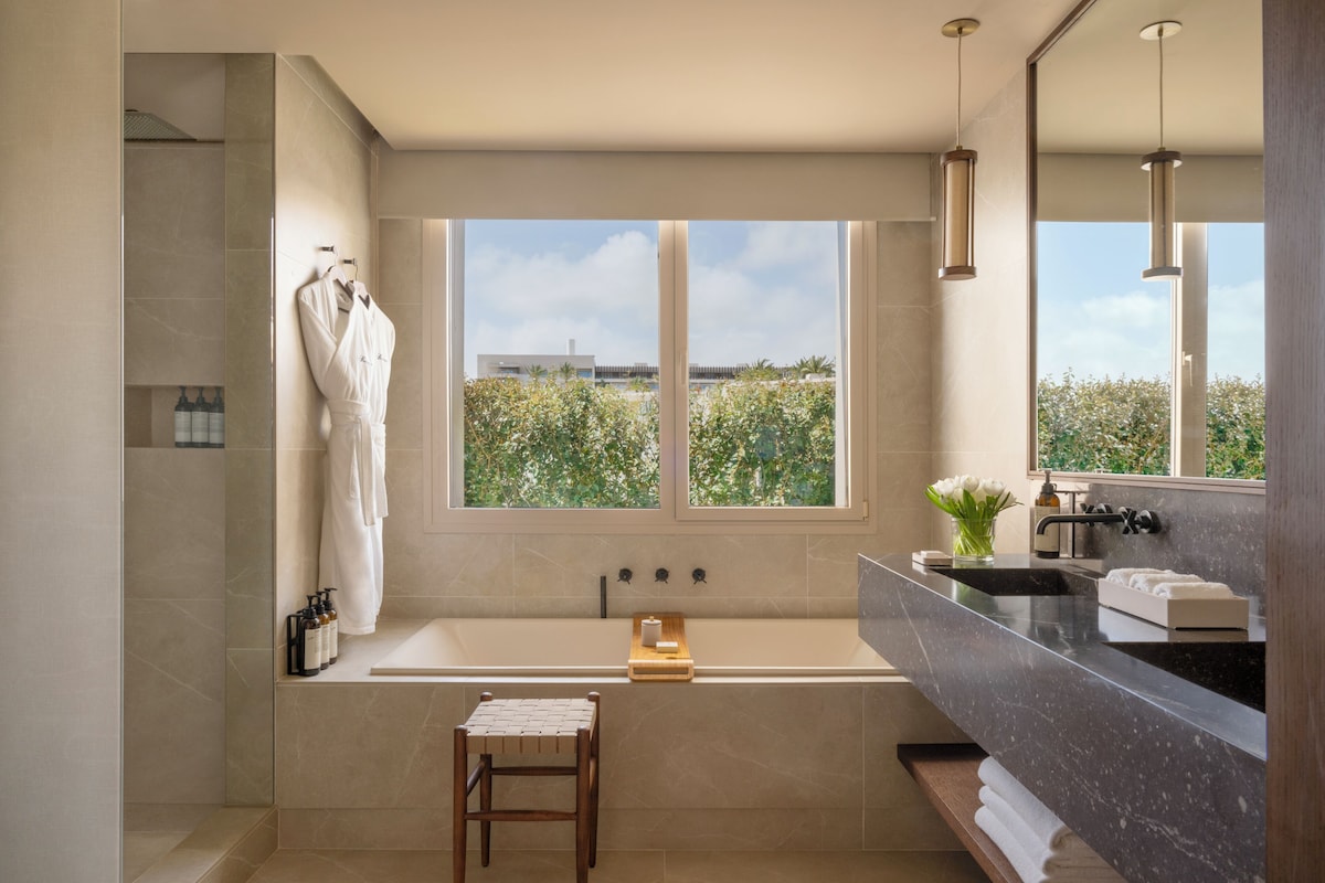 Separate bathtub and shower, deep-soaking bathtub, hair dryer, bathrobes