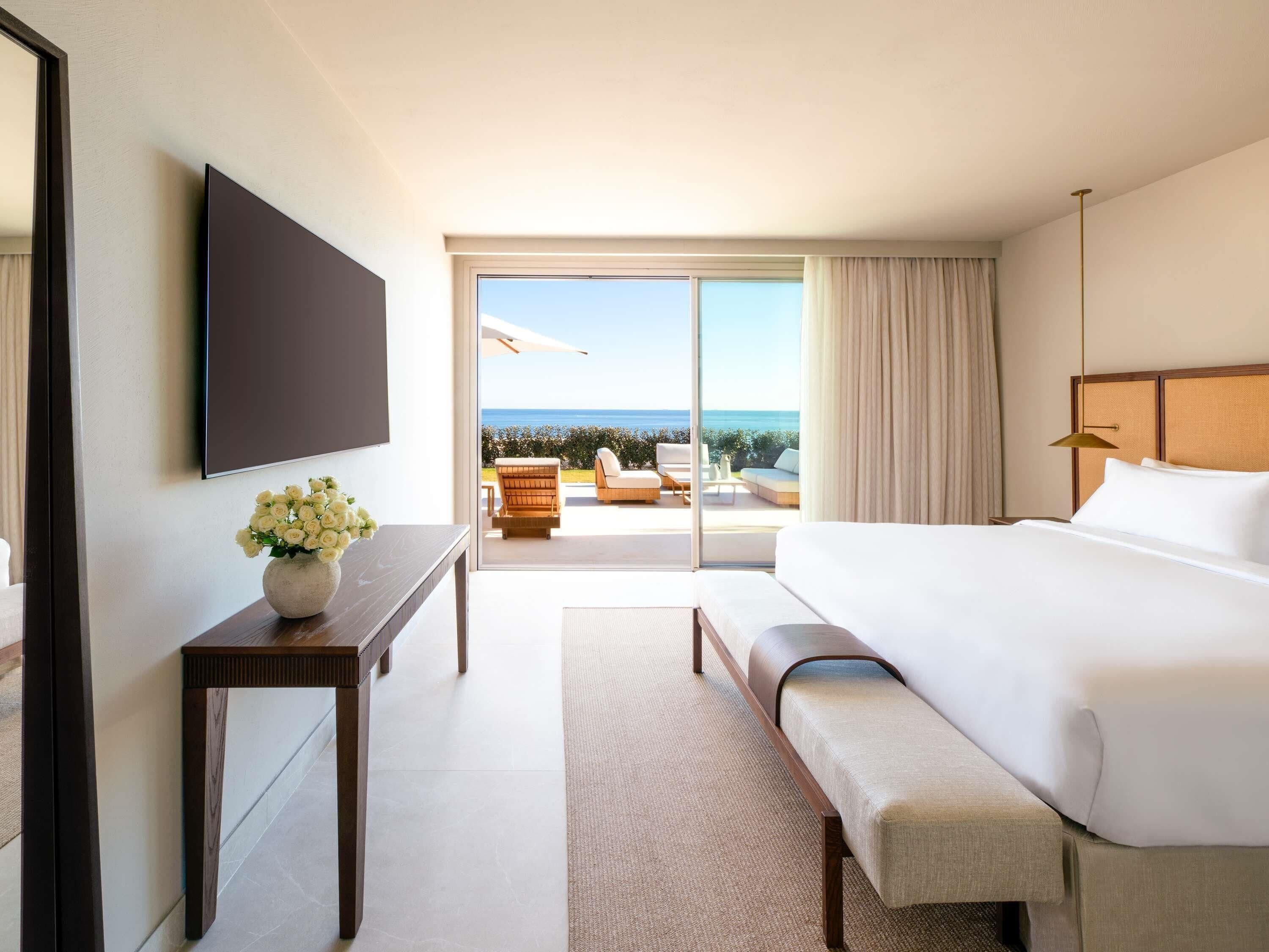 Egyptian cotton sheets, premium bedding, pillowtop beds, minibar