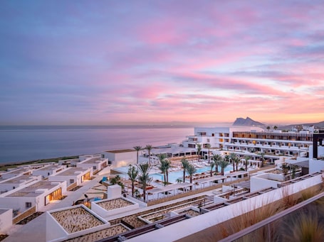 Sábanas de algodón egipcio, ropa de cama de alta calidad y minibar . Fairmont La Hacienda Costa del Sol