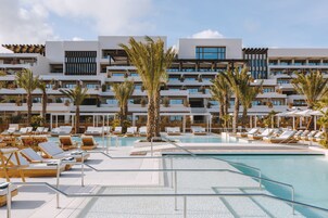 Una piscina techada, 3 piscinas al aire libre, camas de piscina gratis