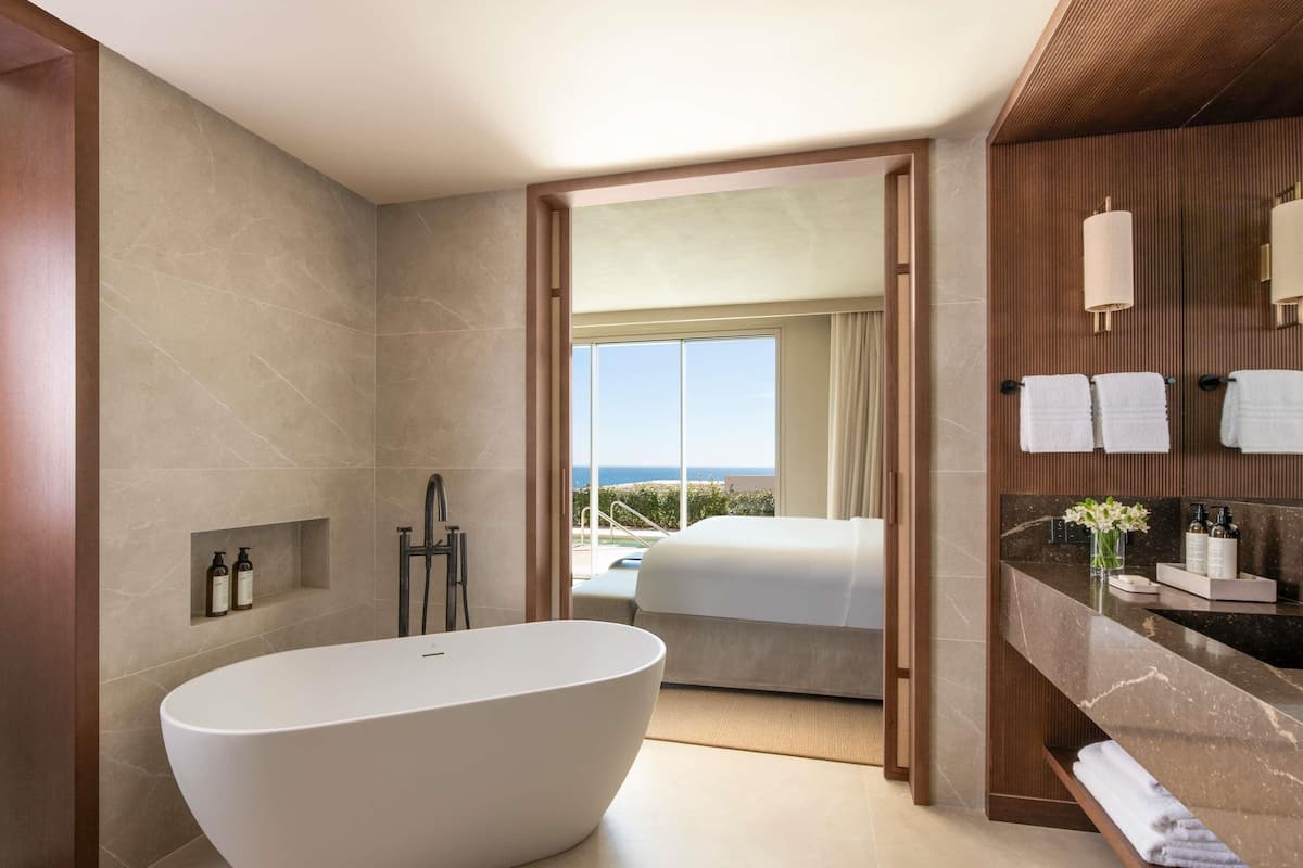 Egyptian cotton sheets, premium bedding, minibar, desk