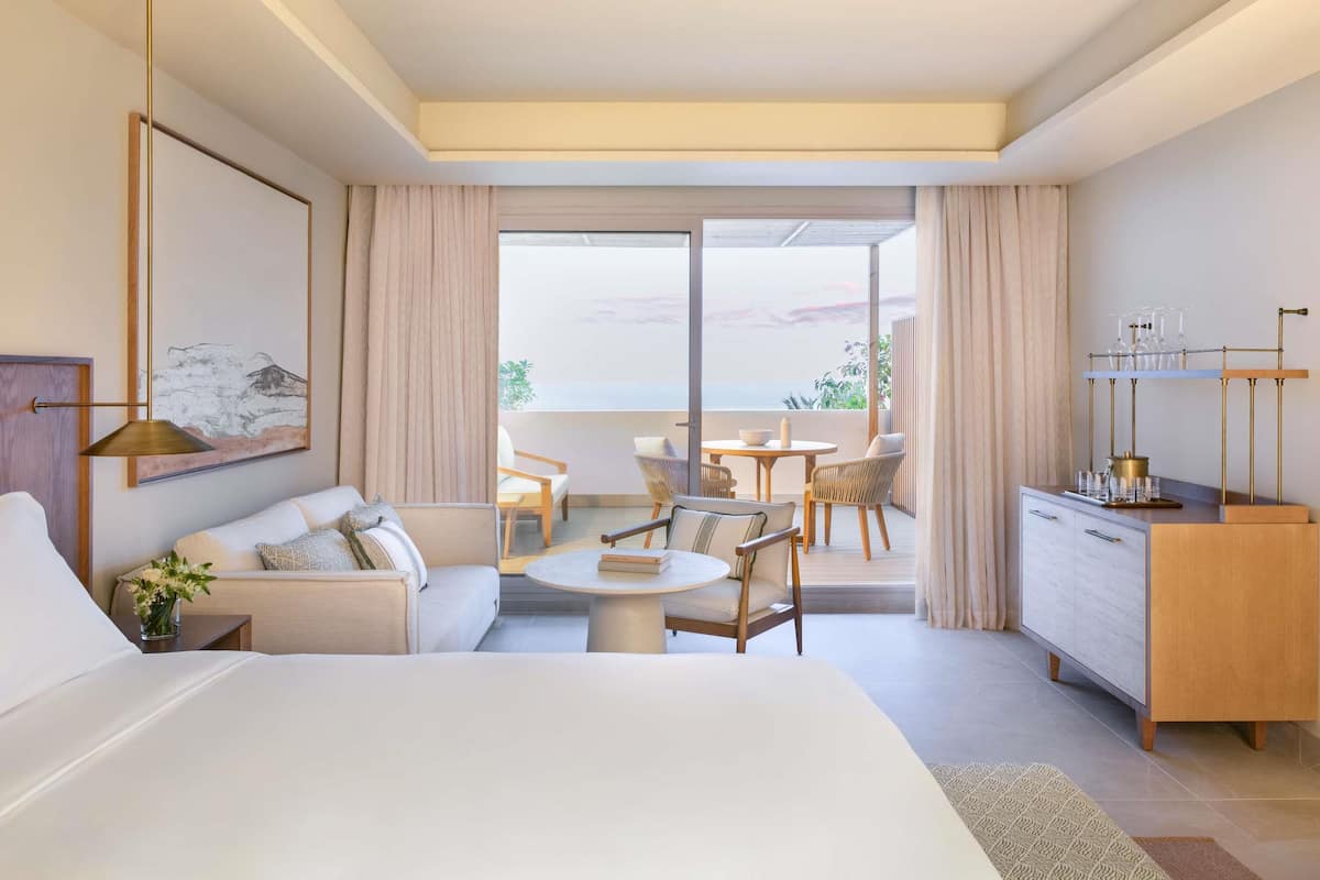 Egyptian cotton sheets, premium bedding, minibar, desk