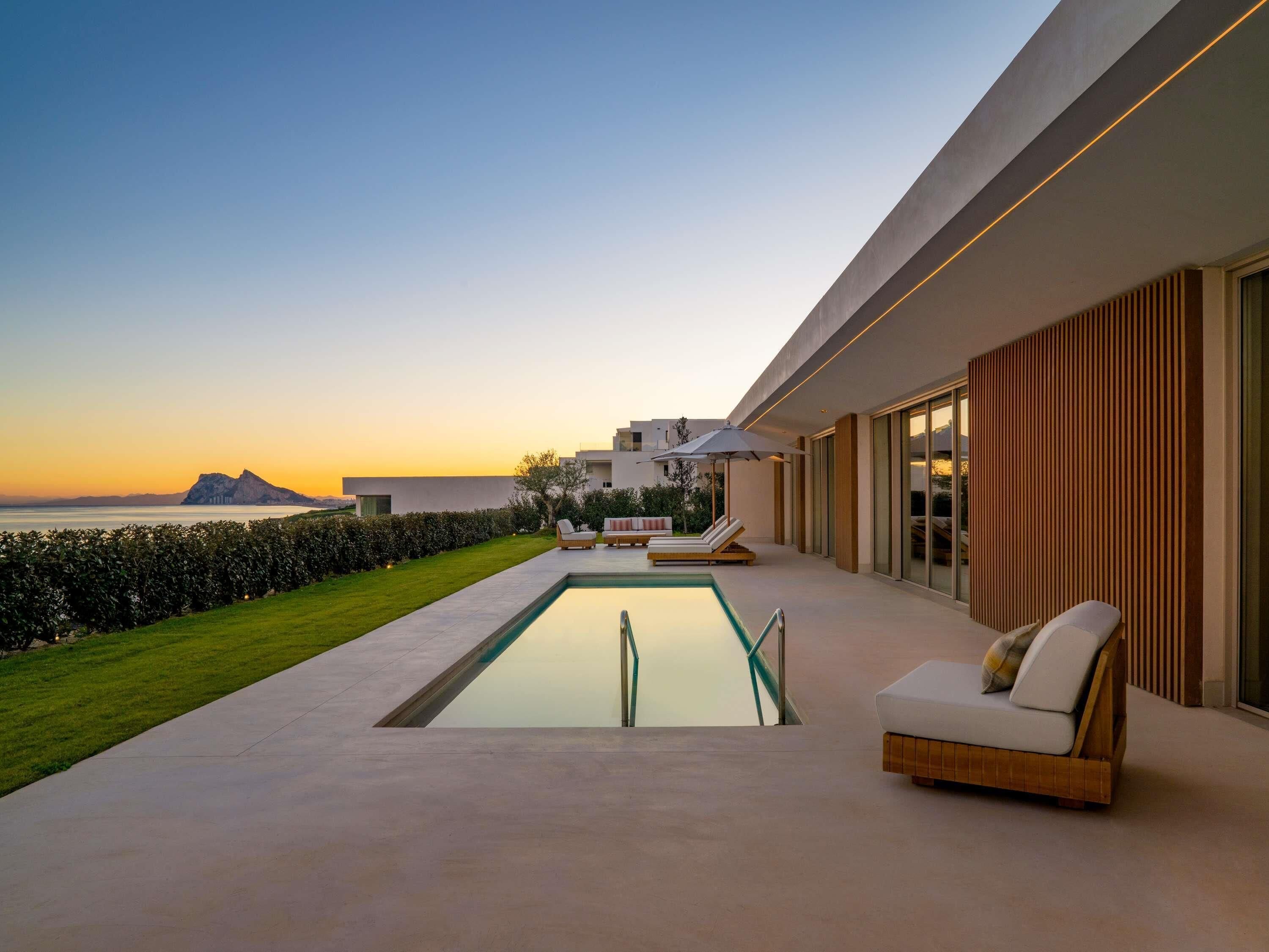 THREE BEDROOM POOL SUITE 2 King 1 Queen 370sqm | Egyptian cotton sheets, premium bedding, pillowtop beds, minibar