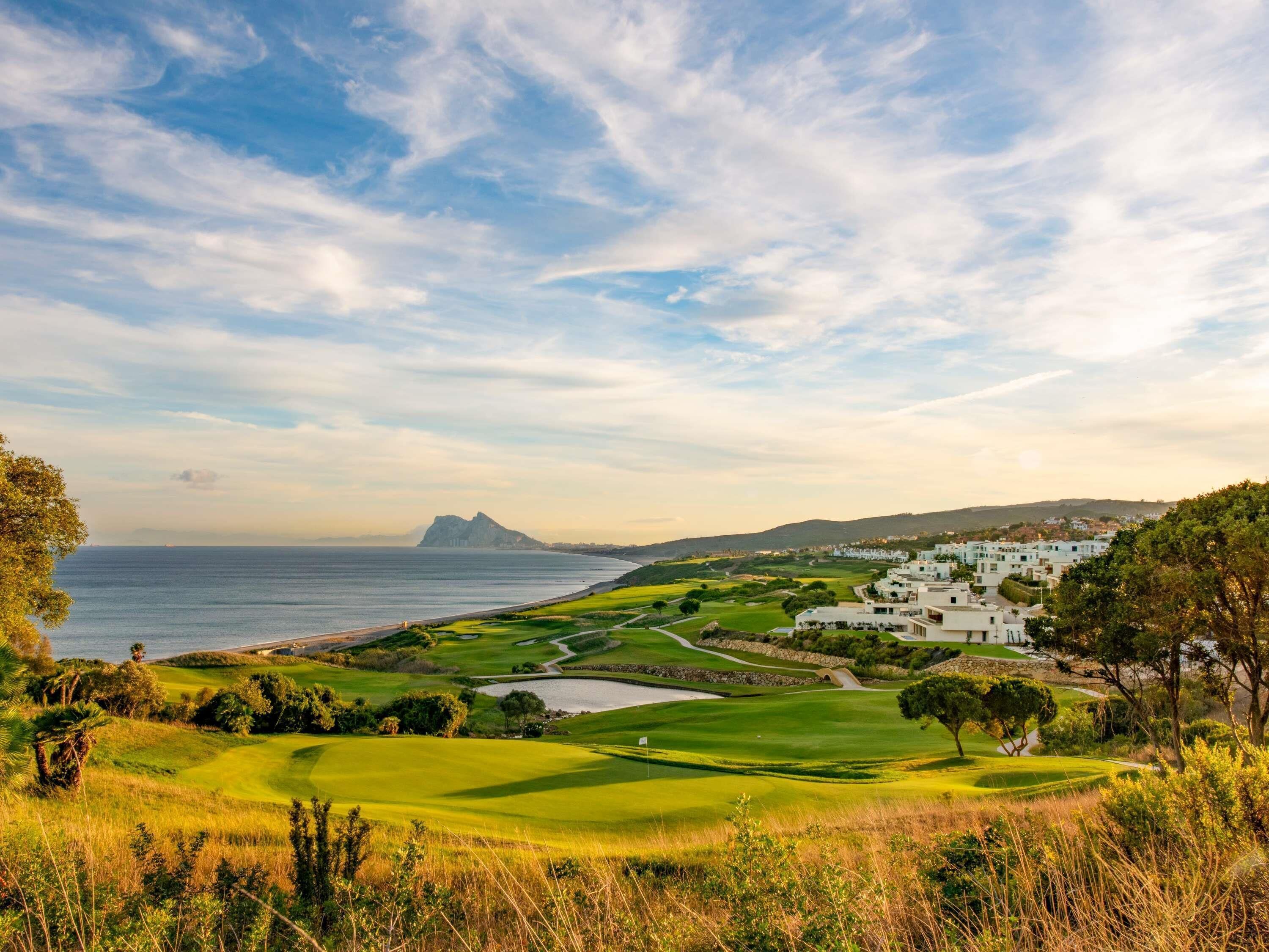 Fairmont, Habitación, terraza, vistas al campo de golf | Sábanas de algodón egipcio, ropa de cama de alta calidad, minibar