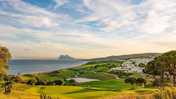 Fairmont, Habitación, terraza, vistas al campo de golf | Sábanas de algodón egipcio, ropa de cama de alta calidad, minibar