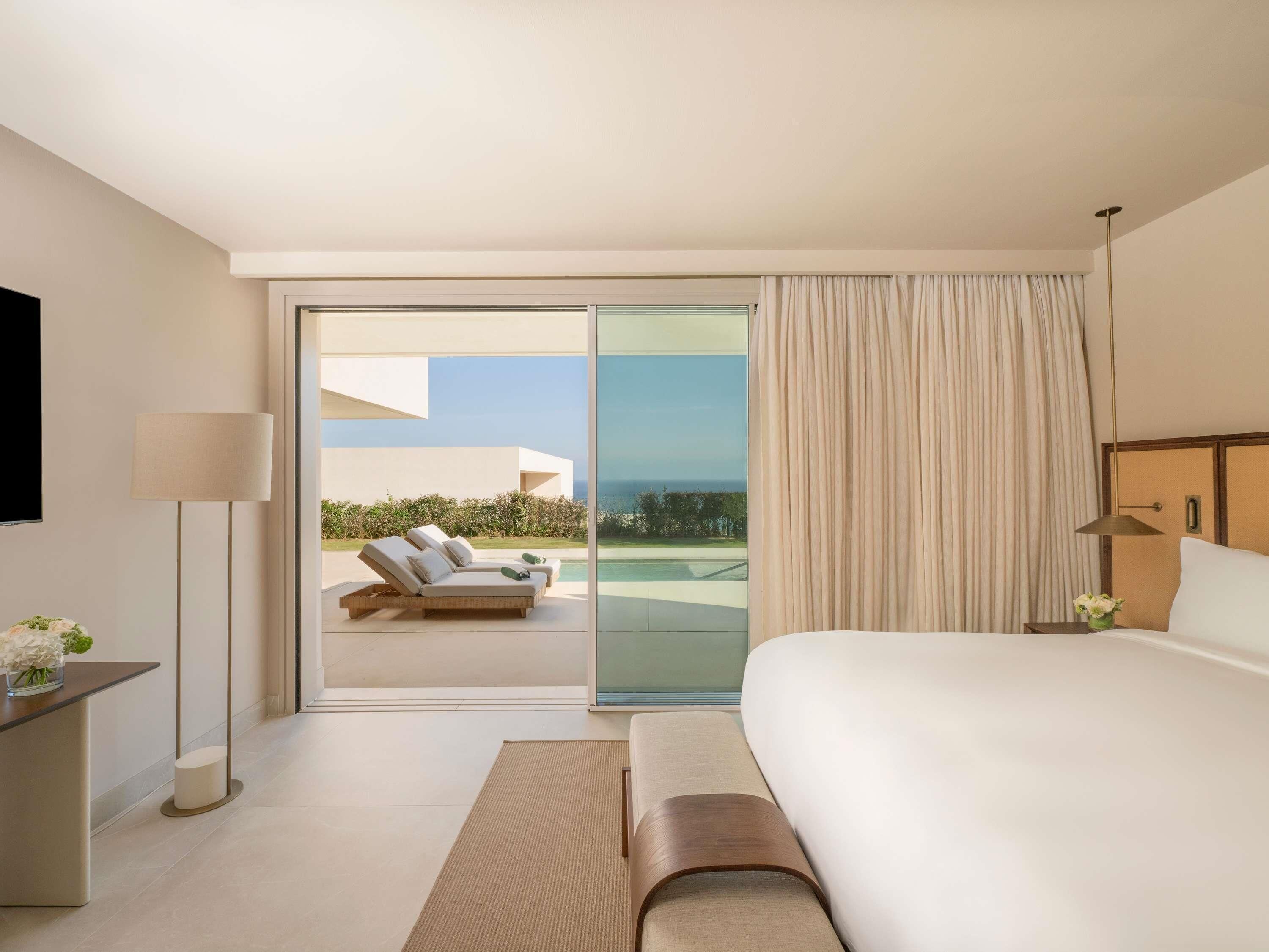 Egyptian cotton sheets, premium bedding, minibar, desk