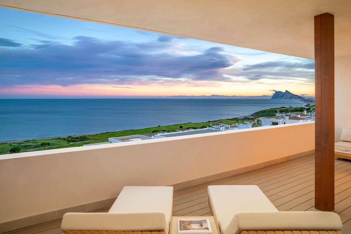 DELUXE ONE BEDROOM SEAVIEW SUITE 1 King 100sqm | 埃及棉床單、高級寢具、特厚豪華床墊、迷你吧