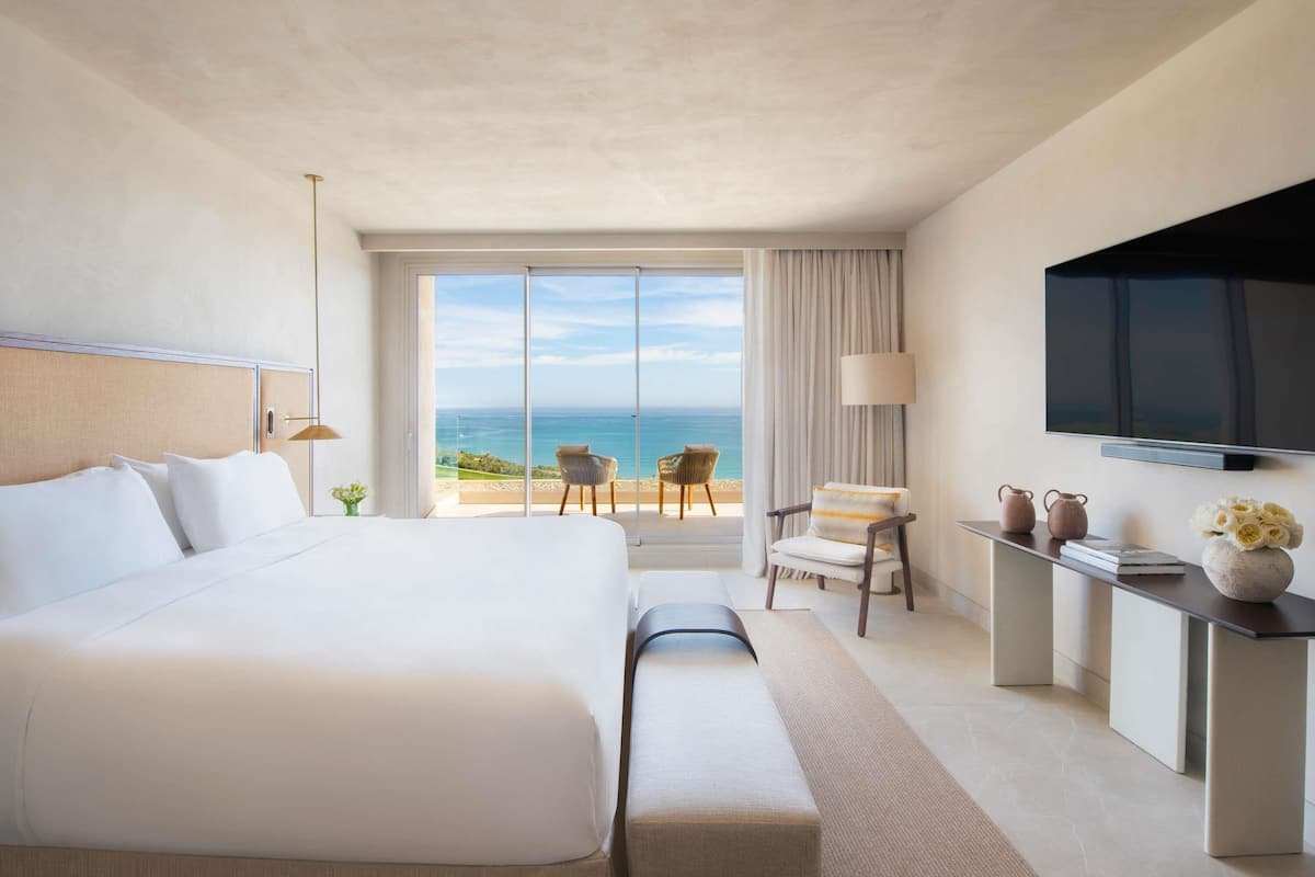 Egyptian cotton sheets, premium bedding, pillow-top beds, minibar