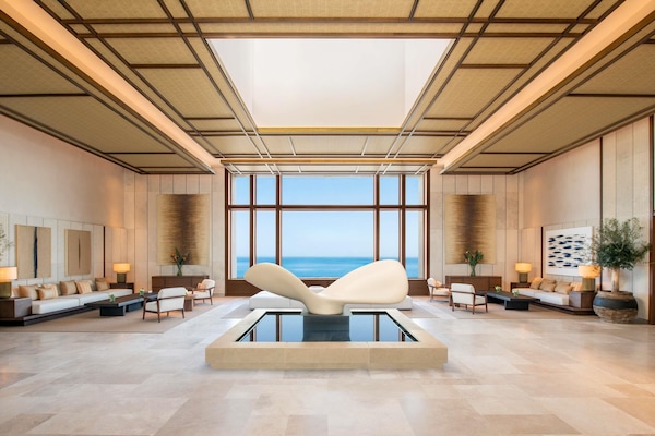 2 bars/lounges, lobby lounge