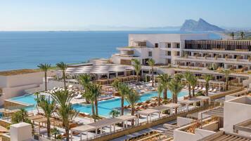 4 restaurantes; se sirven desayunos, almuerzos y cocina mediterránea