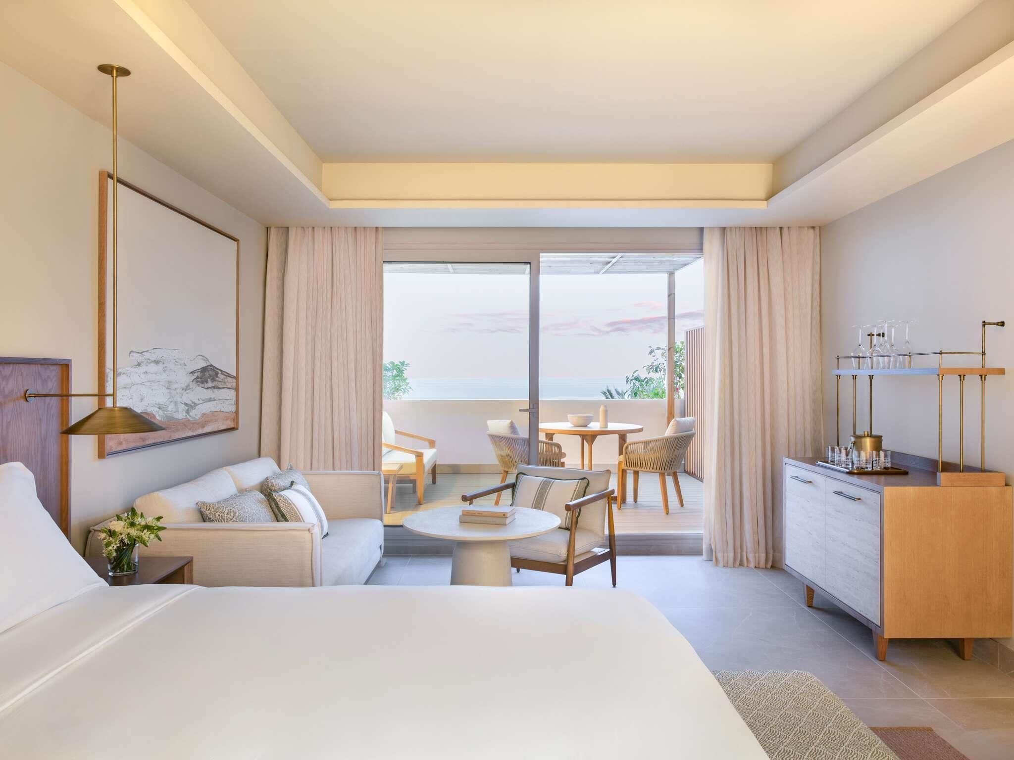 Egyptian cotton sheets, premium bedding, minibar, desk